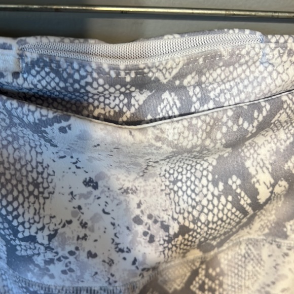 Nine West Snake Print High Waist Athlesiure Biker Yoga Shorts Tights - Picture 4 of 5